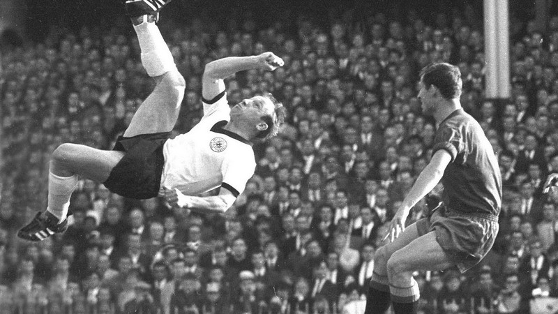 Và cả Uwe Seeler, một ngôi sao người Đức trong quá khứ Và cả Uwe Seeler, một ngôi sao người Đức trong quá khứ